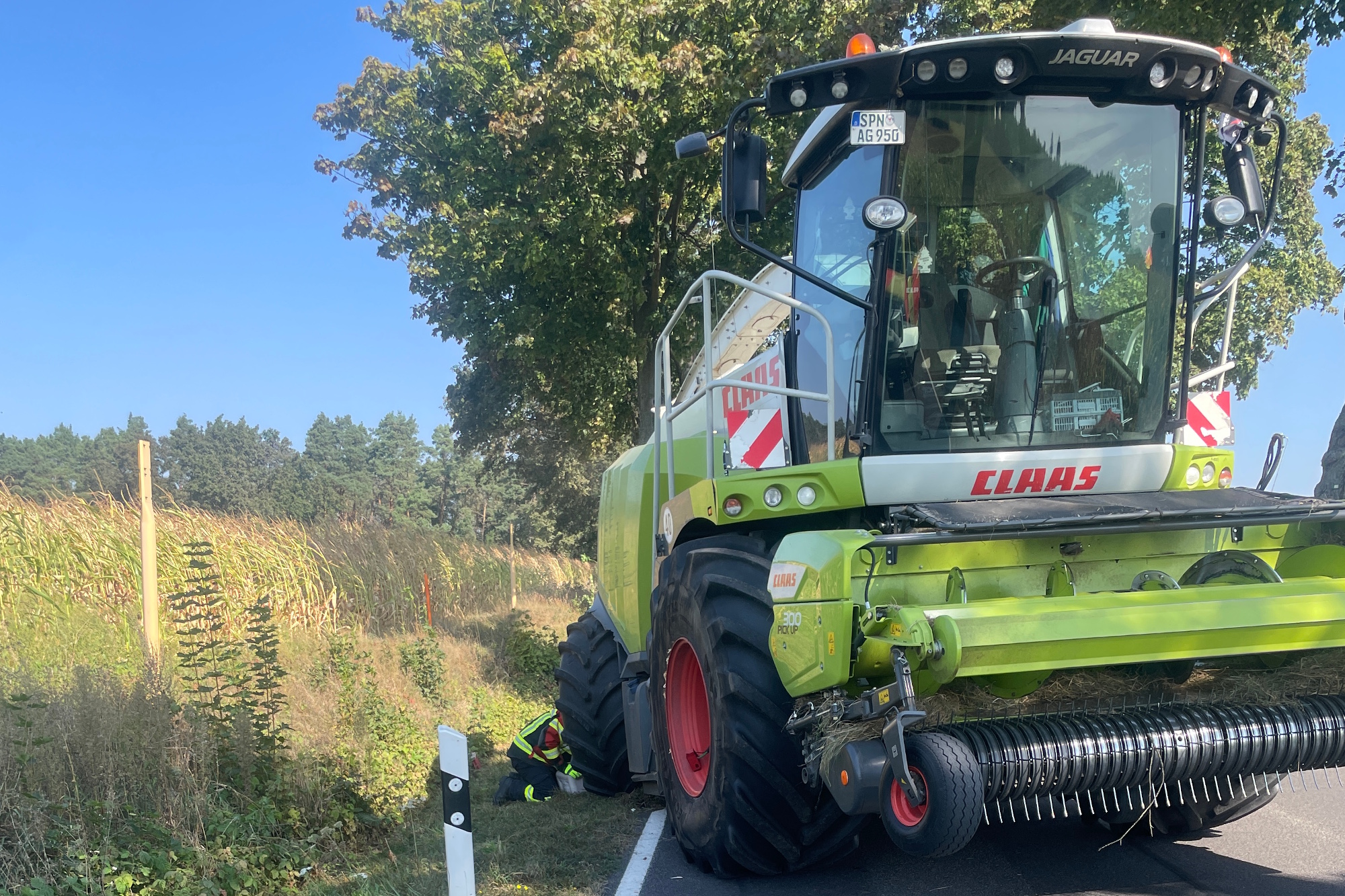 Häcksler und Transporter stoßen zusammen